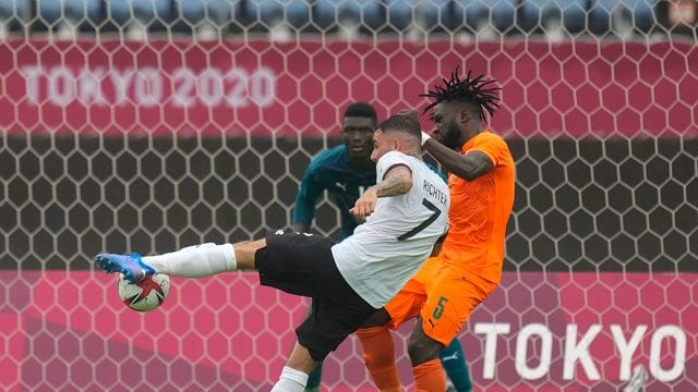 Marco Richter (l) kommt gegen Ismael Diallo (r) zum Schuss Marco Richter (l) kommt gegen Ismael Diallo (r) zum Schuss