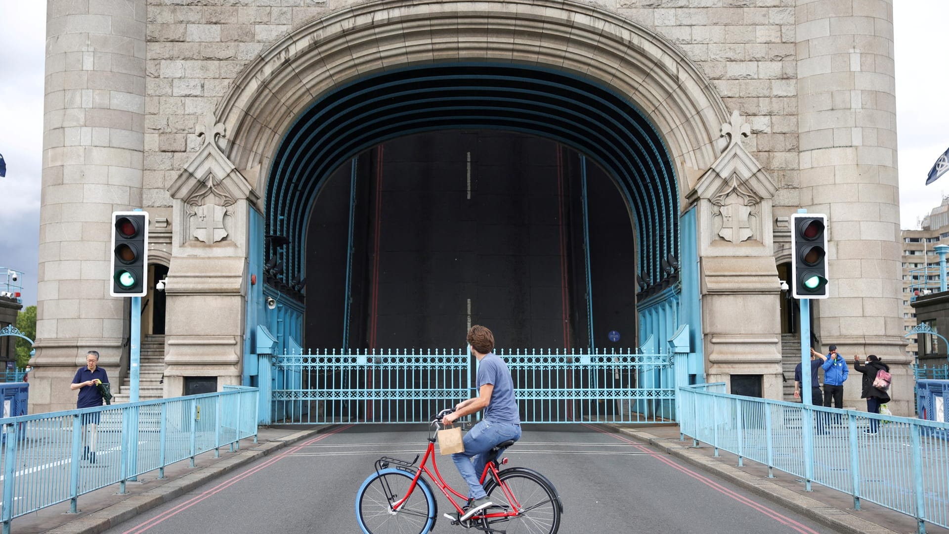 Defekte Tower Bridge in London: Wegen eines technischen Fehlers ist die Brücke derzeit für den Verkehr und Fußgänger geschlossen.