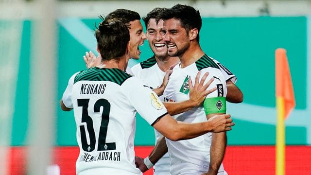 Kapitän Lars Stindl (r) war Gladbachs Matchwinner beim Pokal-Weiterkommen in Kaiserslautern.