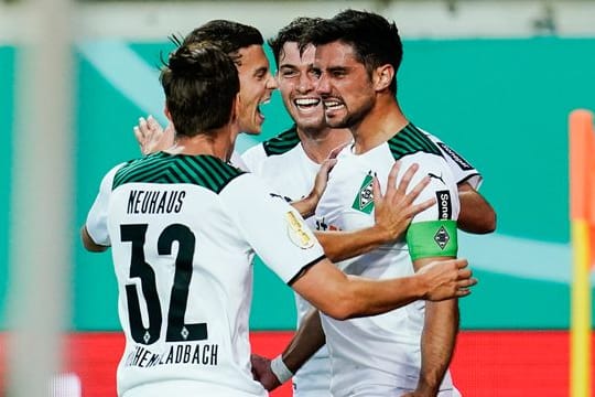 Kapitän Lars Stindl (r) war Gladbachs Matchwinner beim Pokal-Weiterkommen in Kaiserslautern.