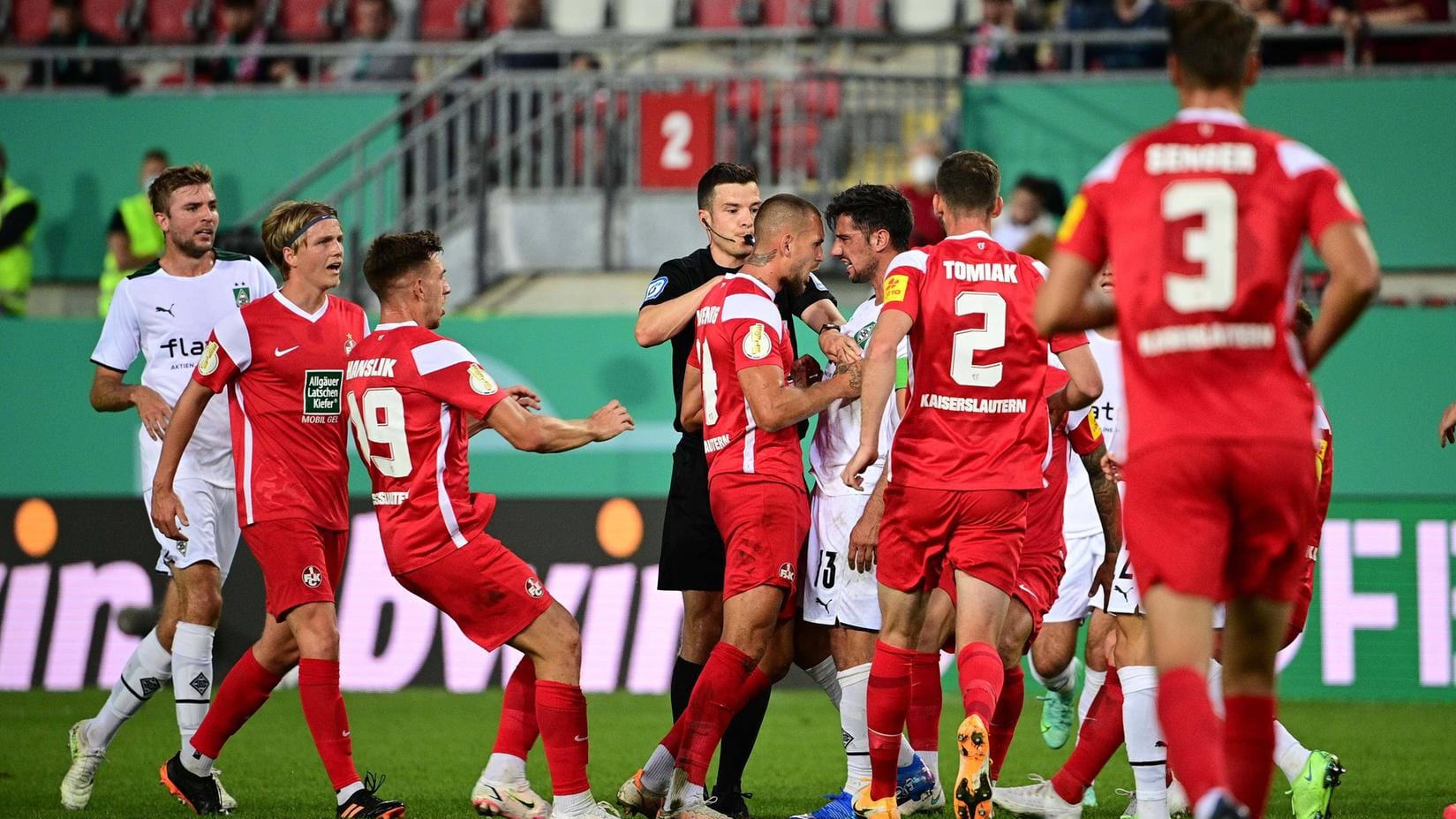 Emotionsgeladen: Hitzige Szene in der Partie zwischen Kaiserslautern und Gladbach.