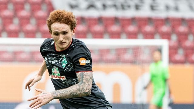 Josh Sargent von Werder Bremen spielt den Ball