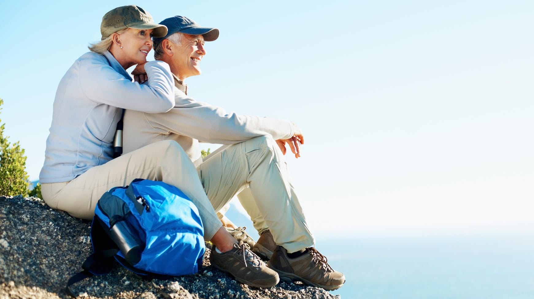 Älteres Ehepaar beim Wandern (Symbolbild): In Österreich zahlen alle Erwerbstätigen über ein Umlagesystem in die Rente ein – auch Selbstständige. Älteres Ehepaar beim Wandern (Symbolbild): In Österreich zahlen alle Erwerbstätigen über ein Umlagesystem in die Rente ein – auch Selbstständige.