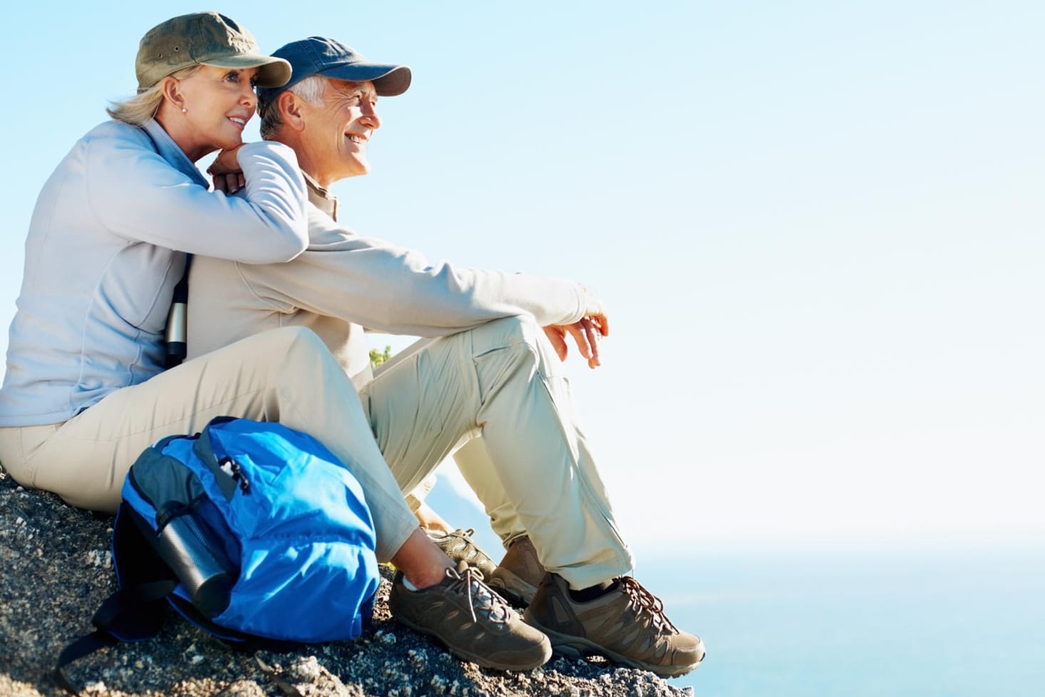 Älteres Ehepaar beim Wandern (Symbolbild): In Österreich zahlen alle Erwerbstätigen über ein Umlagesystem in die Rente ein – auch Selbstständige.