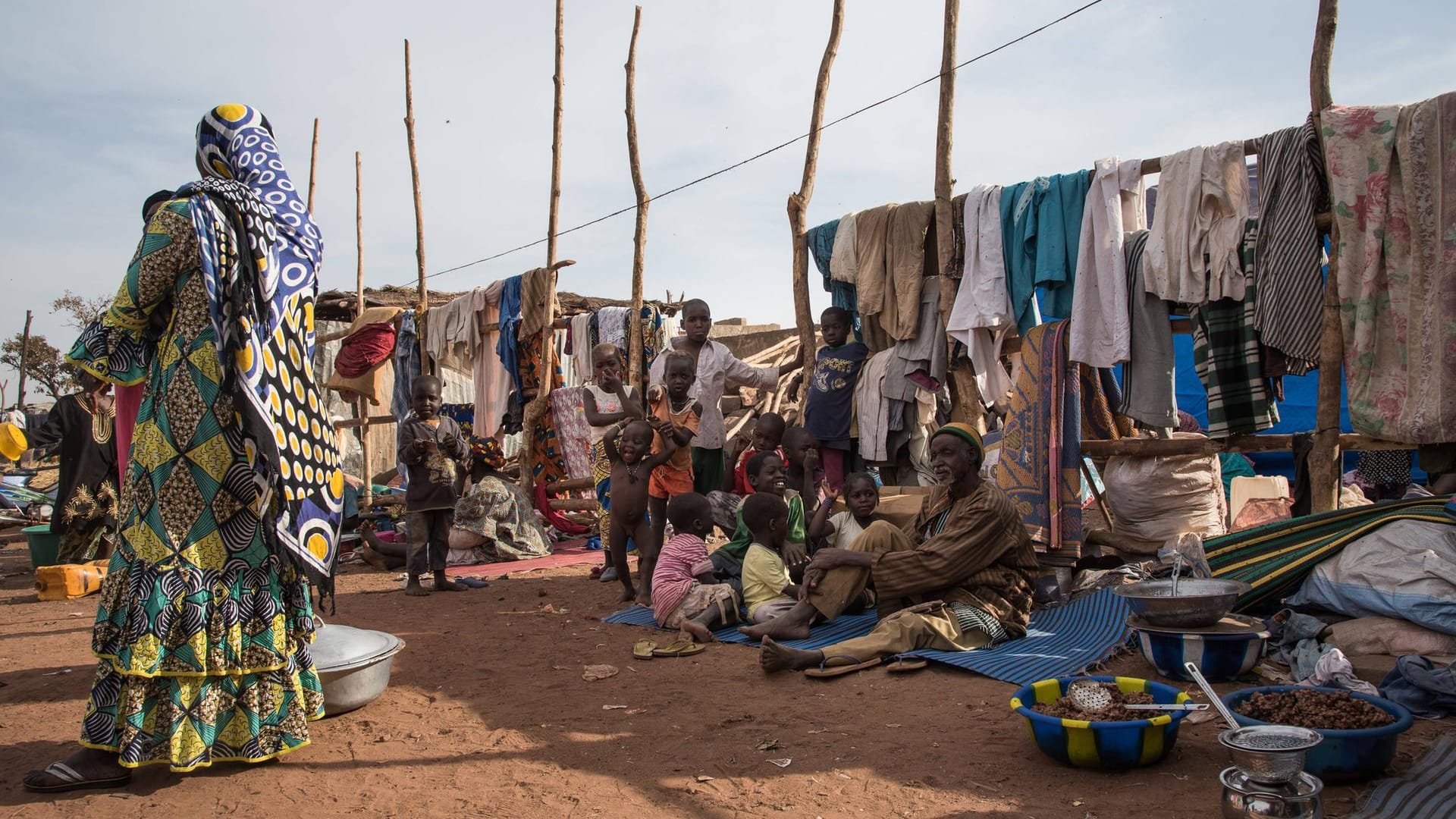 Dorfbewohner aus Sadia sitzen in einem Flüchtlingscamp in Mali (Archivbild). Noch immer werden Dörfer von Terrorgruppen angegriffen.