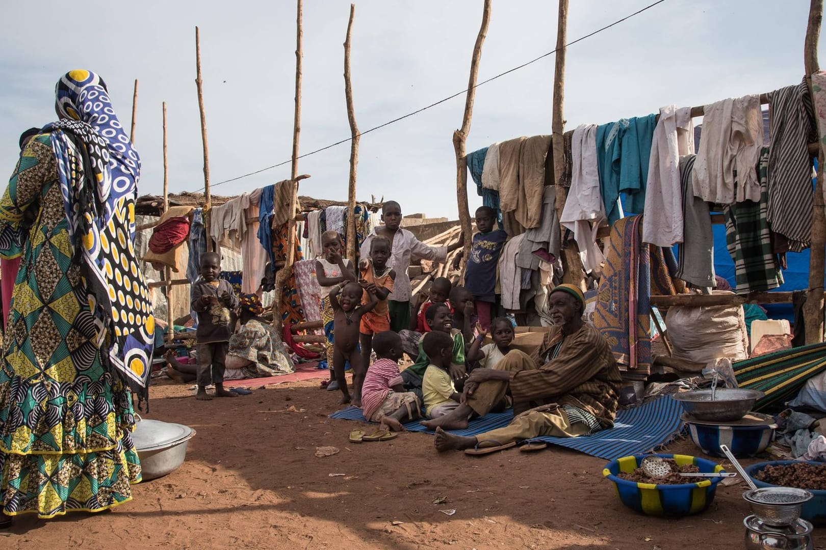 Dorfbewohner aus Sadia sitzen in einem Flüchtlingscamp in Mali (Archivbild). Noch immer werden Dörfer von Terrorgruppen angegriffen.