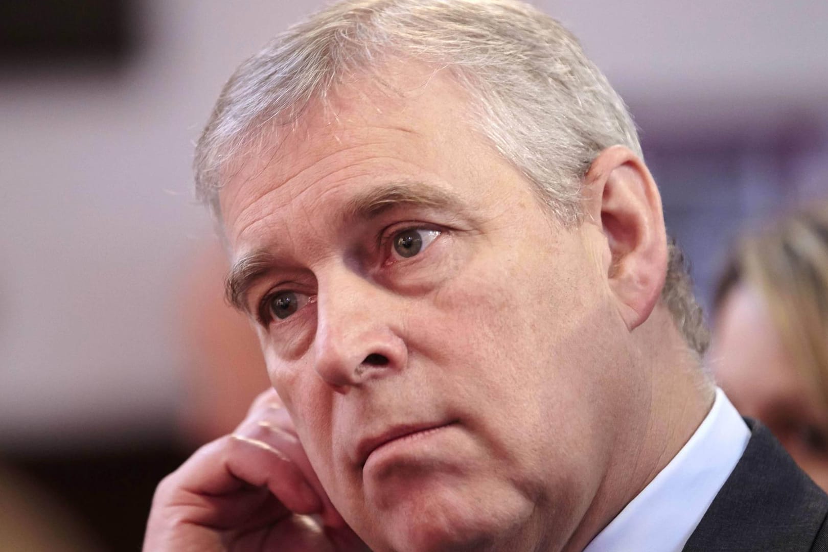 Prinz Andrew greift sich bei einem offiziellen Termin ans Ohr (Archivbild). Der Duke of York ist jetzt in den USA verklagt worden.