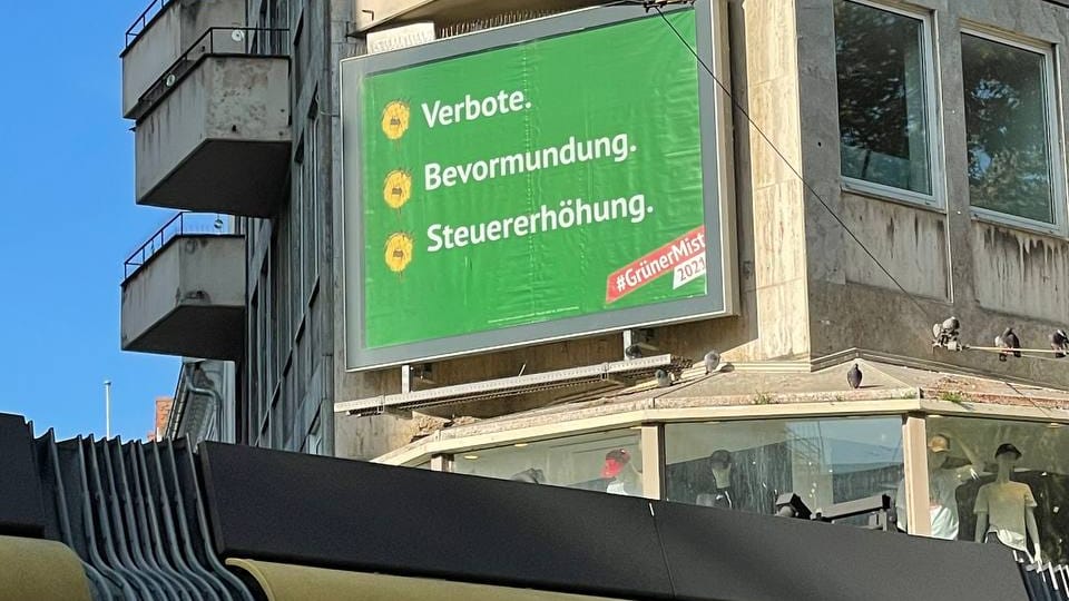 Anti-Grüne: Tausende Plakate mit Botschaften gegen die Grünen hängen seit Montag in vielen Städten. Die Verantwortlichen sind in der Vergangenheit mit Wahlwerbung für die AfD aufgefallen, die Hintergründe der Finanzierung waren dabei unklar.