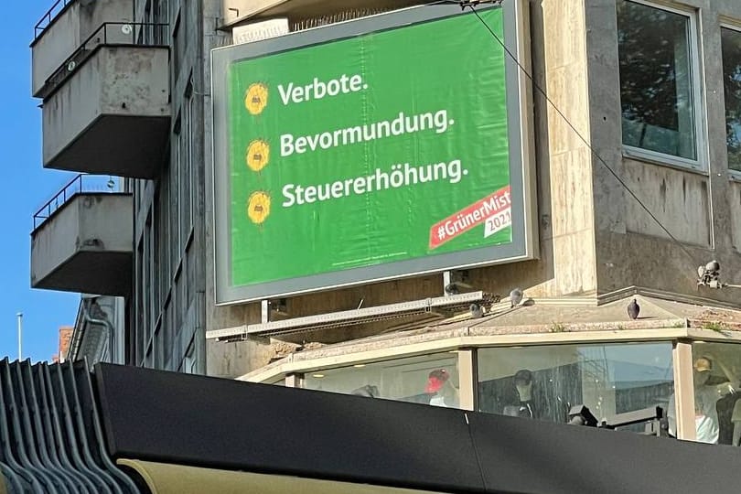 Anti-Grüne: Tausende Plakate mit Botschaften gegen die Grünen hängen seit Montag in vielen Städten. Die Verantwortlichen sind in der Vergangenheit mit Wahlwerbung für die AfD aufgefallen, die Hintergründe der Finanzierung waren dabei unklar.