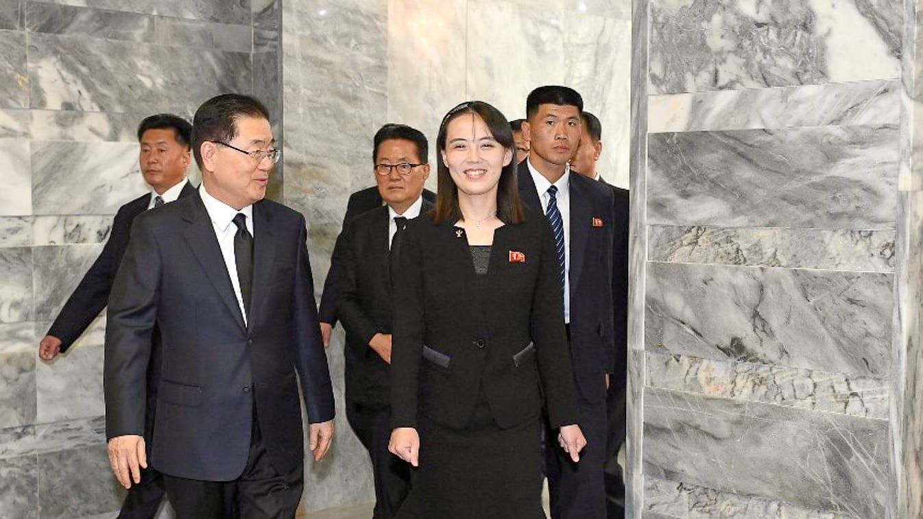 Die einflussreiche Schwester des nordkoreanischen Machthabers Kim Yo Jong, bei einem Treffen mit südkoreanischen Vertretern (Archivbild). Sie warnt das Nachbarland vor Militärmanövern. Die einflussreiche Schwester des nordkoreanischen Machthabers Kim Yo Jong, bei einem Treffen mit südkoreanischen Vertretern (Archivbild). Sie warnt das Nachbarland vor Militärmanövern.