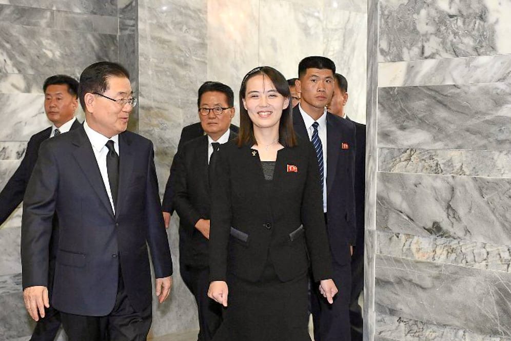 Die einflussreiche Schwester des nordkoreanischen Machthabers Kim Yo Jong, bei einem Treffen mit südkoreanischen Vertretern (Archivbild). Sie warnt das Nachbarland vor Militärmanövern.