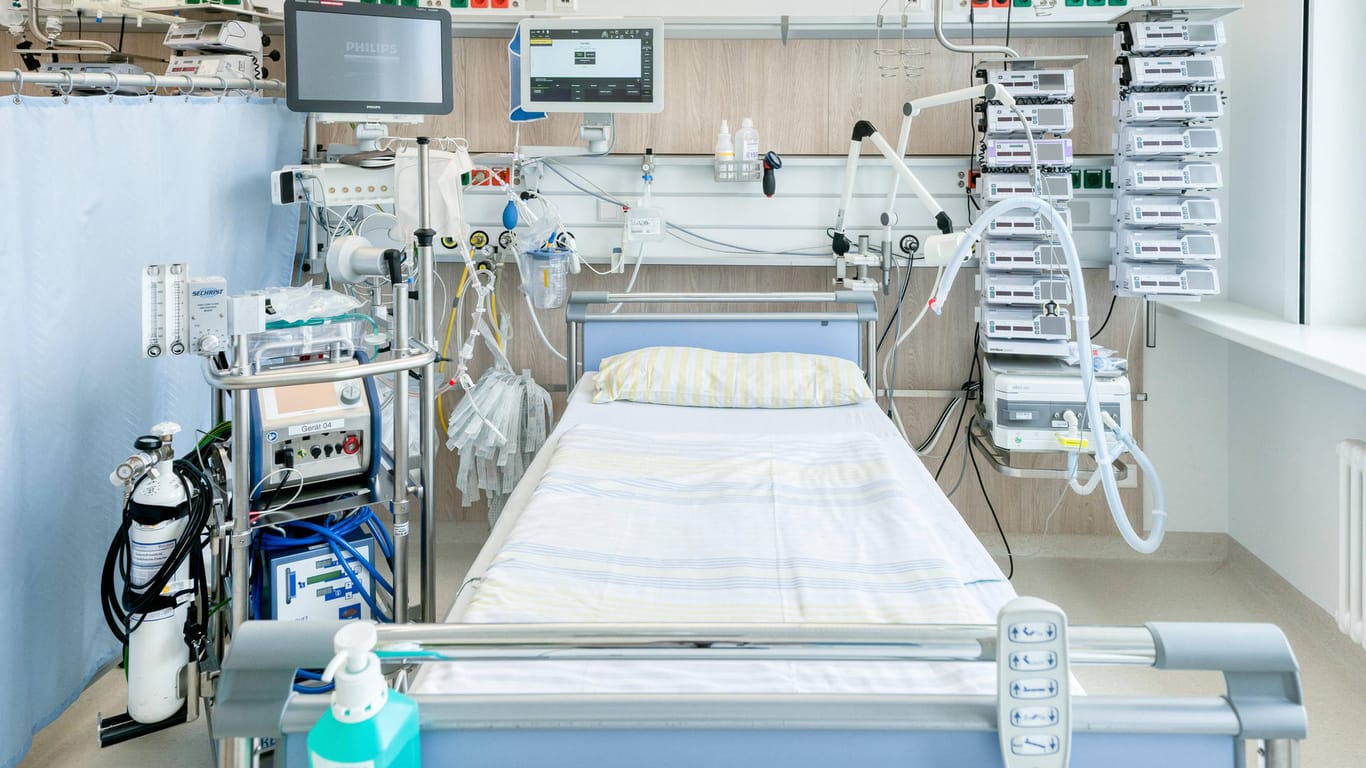 Ein leeres Bett auf einer Intensivstation (Archivbild). Die Zahl der Corona-Intensivpatienten steigt wieder an.