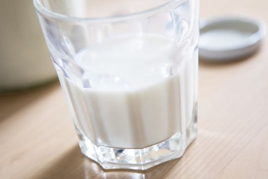 Milch ist reich an Calcium.