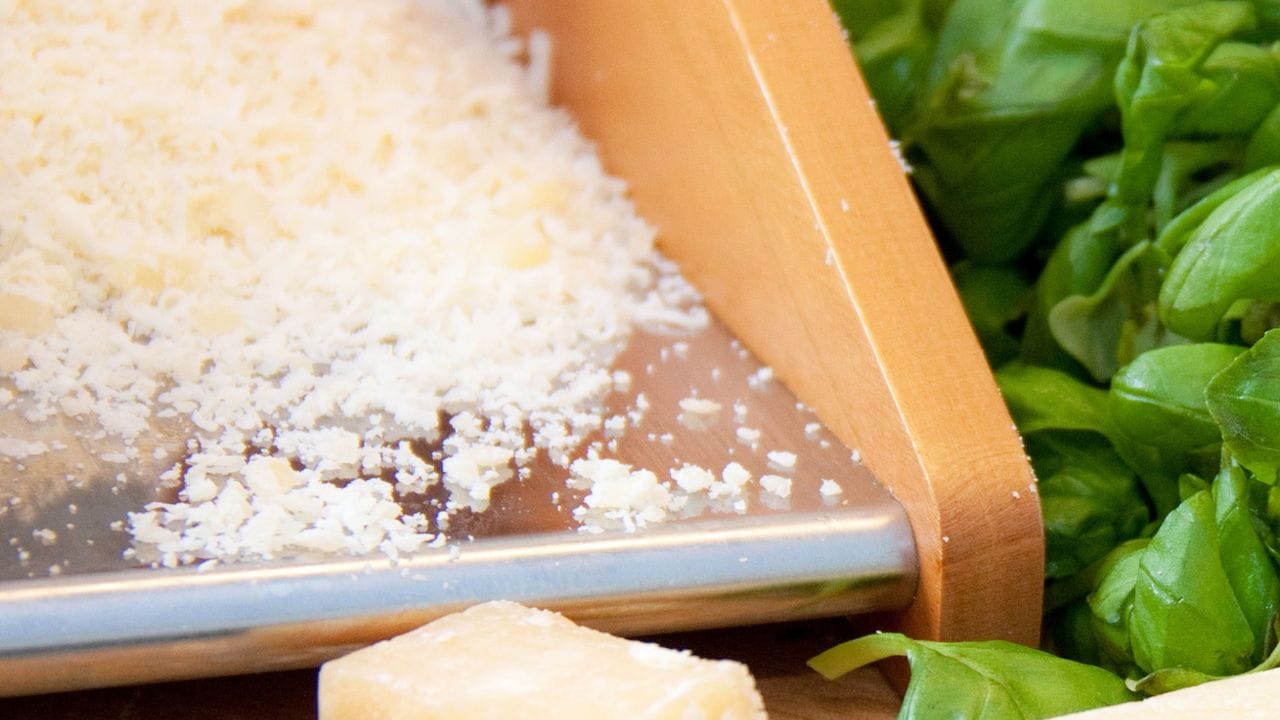 Hartkäse wie Parmesan haben einen hohen Calciumgehalt.