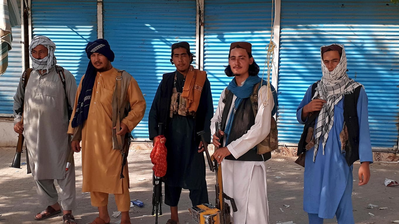 Taliban-Kämpfer stehen am Montag am Straßenrand in Kundus. Nato und USA sind besorgt über die raschen militärischen Fortschritte.