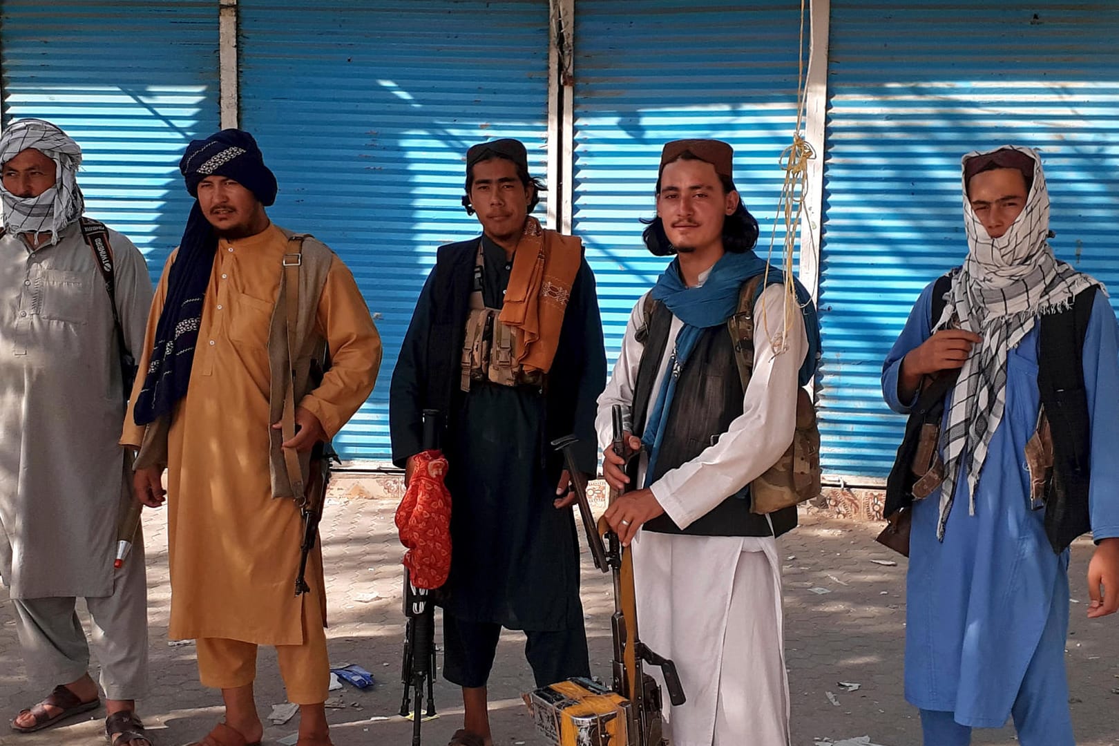Taliban-Kämpfer stehen am Montag am Straßenrand in Kundus. Nato und USA sind besorgt über die raschen militärischen Fortschritte.