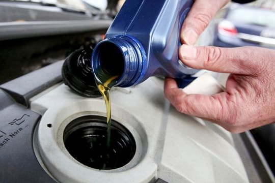 Es gibt eine Vielzahl an Motorölen.