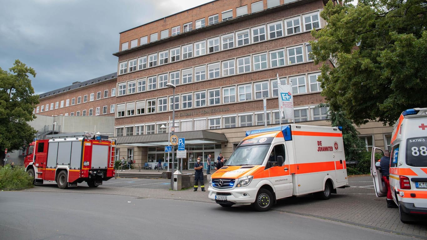Rettungswagen vor einem Krankenhaus: In Köln-Lindenthal mussten Patienten wegen einer Bombenentschärfung verlegt werden.