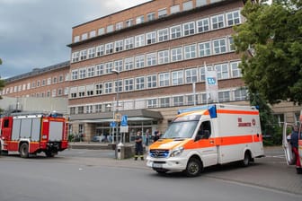 Rettungswagen vor einem Krankenhaus: In Köln-Lindenthal mussten Patienten wegen einer Bombenentschärfung verlegt werden.