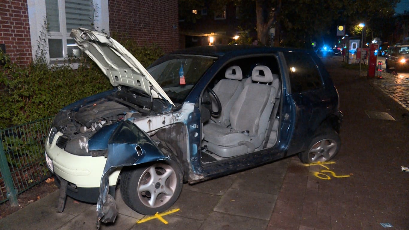 Das Fahrzeug des Pizzaboten: Es wurde bei dem Unfall auf den Gehweg geschleudert.
