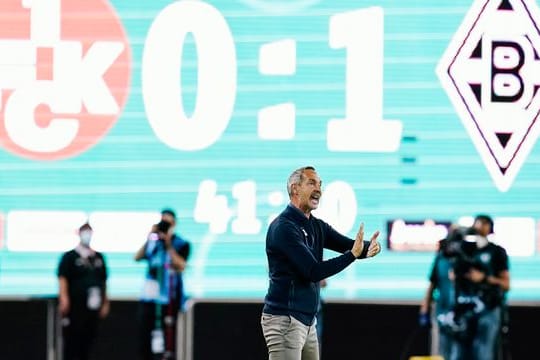 Schon schlechter gestartet: Gladbachs Trainer Adi Hütter (M) gestikuliert vor der Spielanzeige.