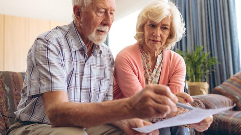 Älteres Paar sichtet Dokumente (Symbolbild): Lebensversicherungen zu beleihen, rechnet sich meist nicht.