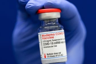Eine Ampulle mit Covid-19-Impfstoff von Moderna (Symbolbild): Der Freistaat Bayern gibt Corona-Impfstoff an den Bund zurück.