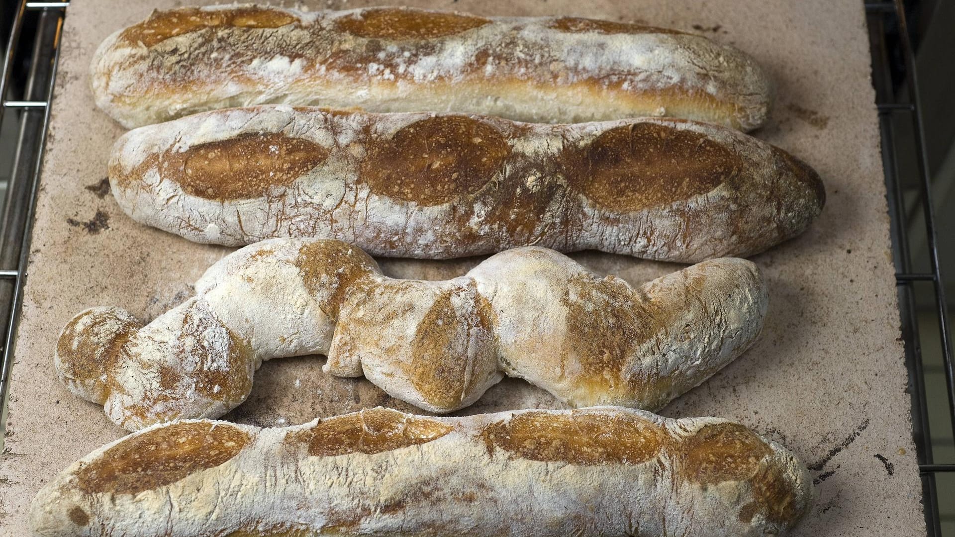 Schamottstein: Baguettes aus Weizensauerteig direkt aus dem Ofen.