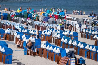 Badewetter am Ostseestrand in Rostock: An der Küste kann vereinzelt die 25-Grad-Marke geknackt werden.