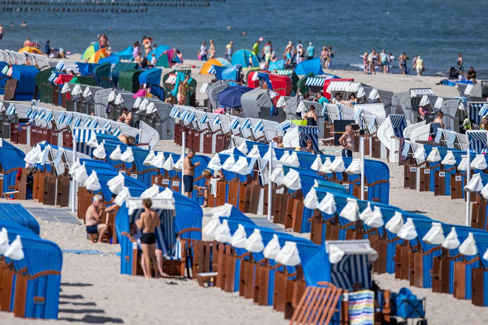 Badewetter am Ostseestrand in Rostock: An der Küste kann vereinzelt die 25-Grad-Marke geknackt werden.