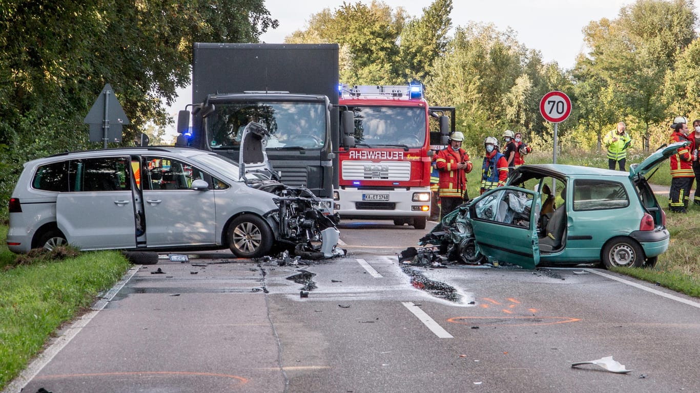 Auto fängt nach Unfall Feuer - Fahrer stirbt im Krankenhaus