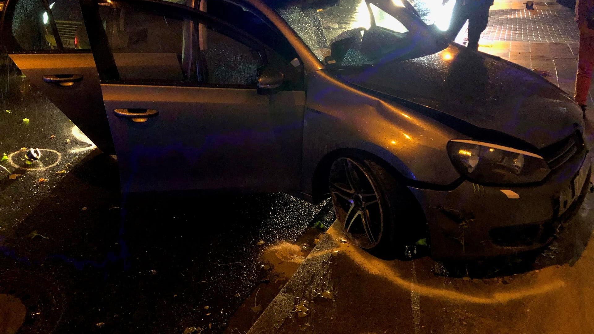 Der Unfallwagen: Für die Aufräumarbeiten musste die Straße vorübergehend gesperrt werden. Der Unfallwagen: Für die Aufräumarbeiten musste die Straße vorübergehend gesperrt werden.