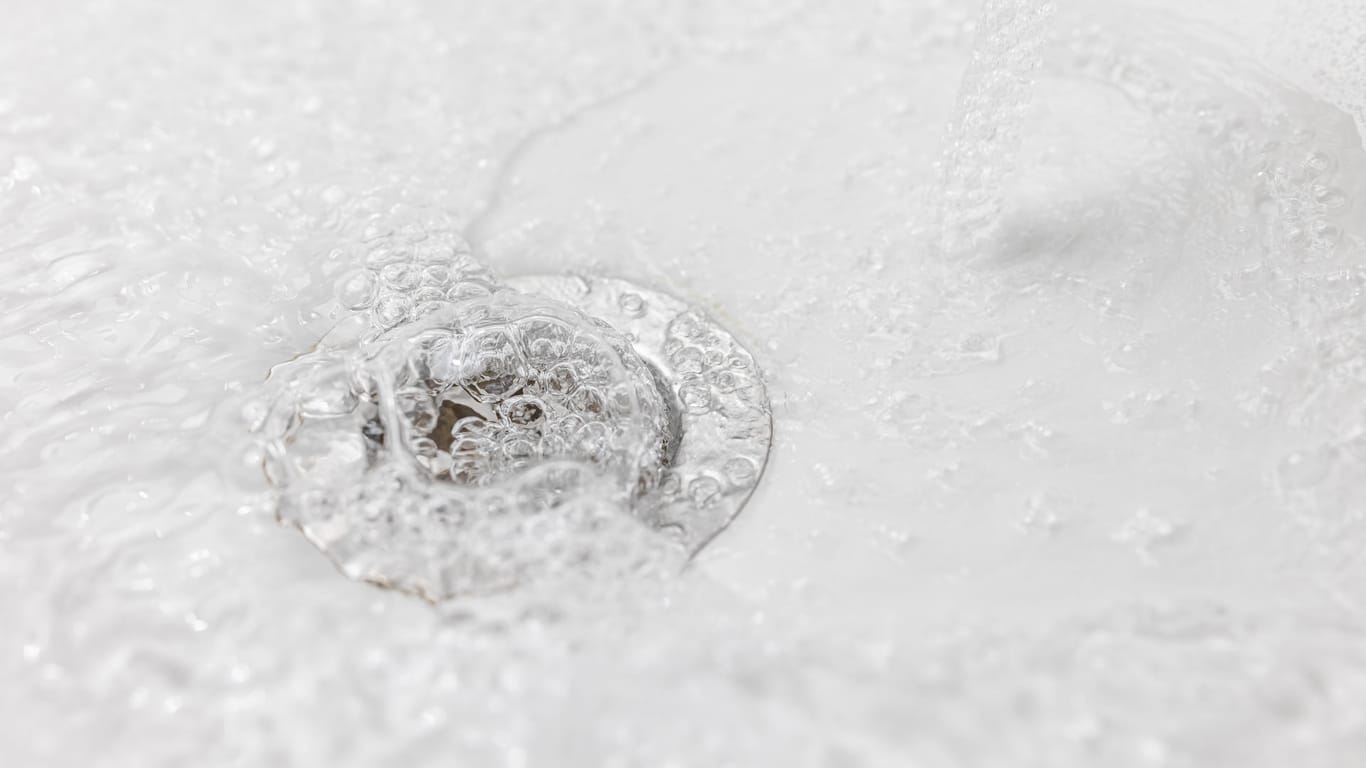 Wasser: Legionellen werden durch zerstäubtes oder vernebeltes Wasser übertragen, zum Beispiel beim Duschen. Laut dem Gesundheitsamt steigt die Zahl der Legionellenfälle auffällig.