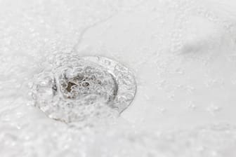 Wasser: Legionellen werden durch zerstäubtes oder vernebeltes Wasser übertragen, zum Beispiel beim Duschen. Laut dem Gesundheitsamt steigt die Zahl der Legionellenfälle auffällig.