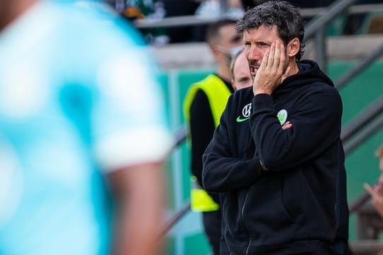 Dem VfL Wolfsburg droht nach einem Wechselfehler von Trainer Mark van Bommel eine Niederlage am grünen Tisch.
