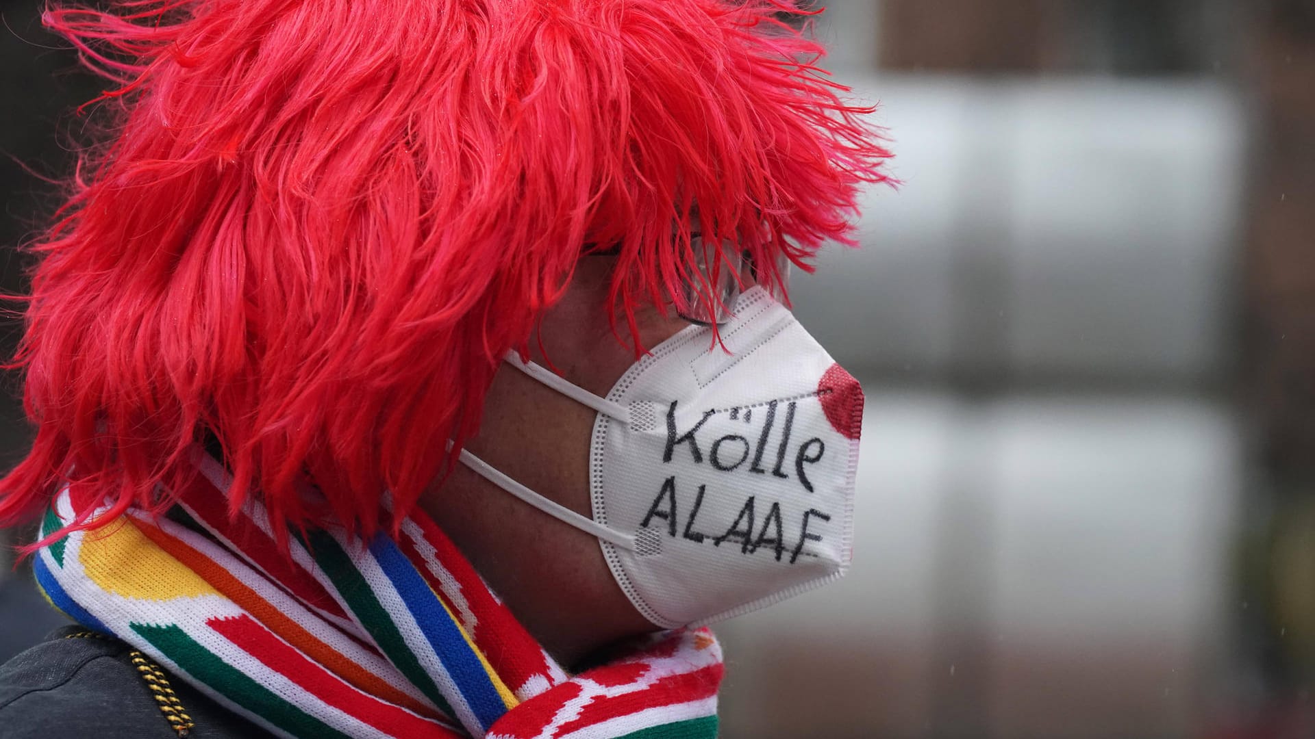 Kostümierter Karnevalist in Köln (Archivbild): Während der Corona-Pandemie 2021 fiel der Straßenkarneval in Köln aus. Kostümierter Karnevalist in Köln (Archivbild): Während der Corona-Pandemie 2021 fiel der Straßenkarneval in Köln aus.