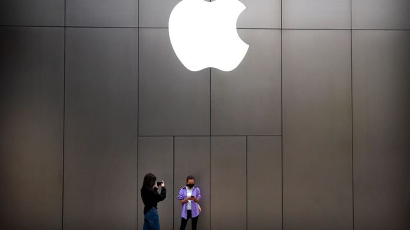 Zwei Frauen stehen vor einem Apple-Store: Apple plant Maßnahmen gegen Kinderpornografie.