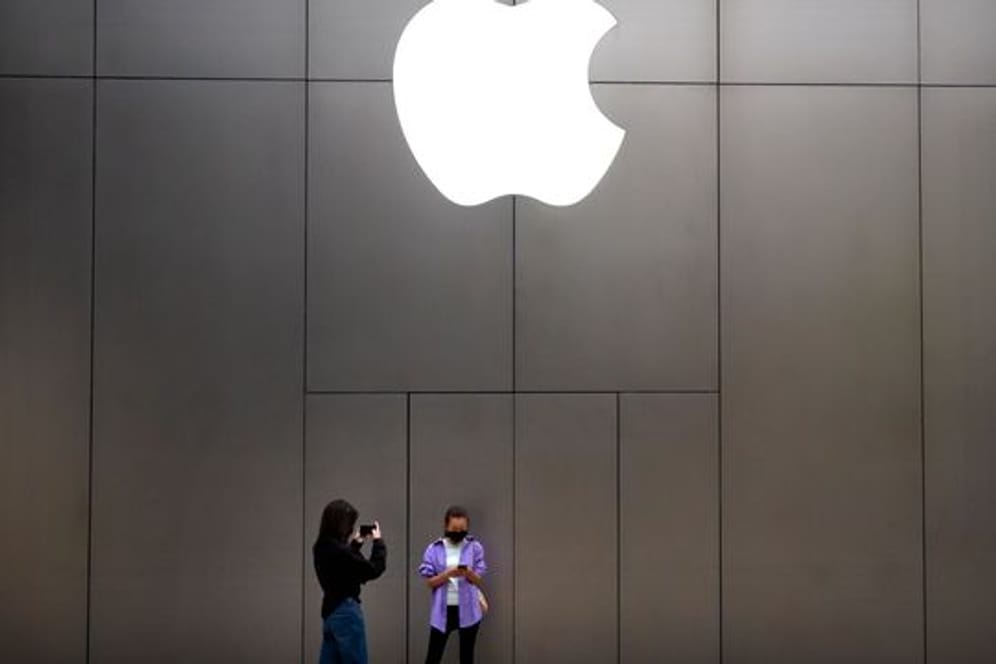 Zwei Frauen stehen vor einem Apple-Store: Apple plant Maßnahmen gegen Kinderpornografie.