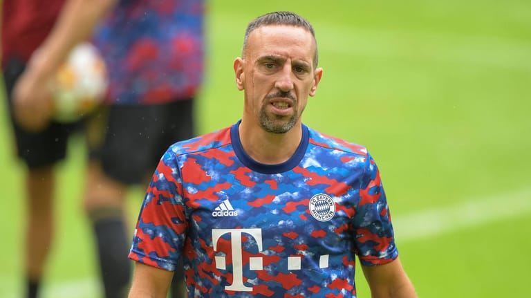 Franck Ribery: Der 38-jährige Franzose hält sich aktuell beim FC Bayern fit, will seine Spielerkarriere weiter fortführen.