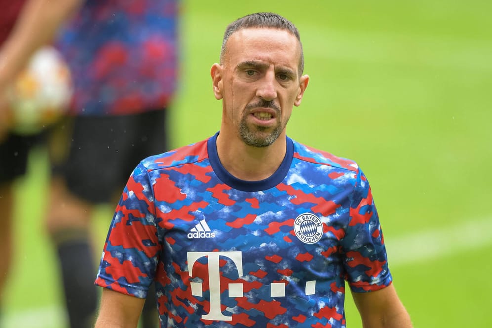 Franck Ribery: Der 38-jährige Franzose hält sich aktuell beim FC Bayern fit, will seine Spielerkarriere weiter fortführen.