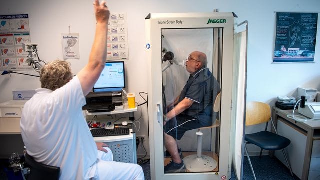 Reinhard Janzen sitzt zur Überprüfung seiner Lungenfunktion in einem Bodyplethysmographen in der Reha-Klinik Bad Rothenfelde.