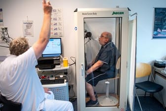Reinhard Janzen sitzt zur Überprüfung seiner Lungenfunktion in einem Bodyplethysmographen in der Reha-Klinik Bad Rothenfelde.