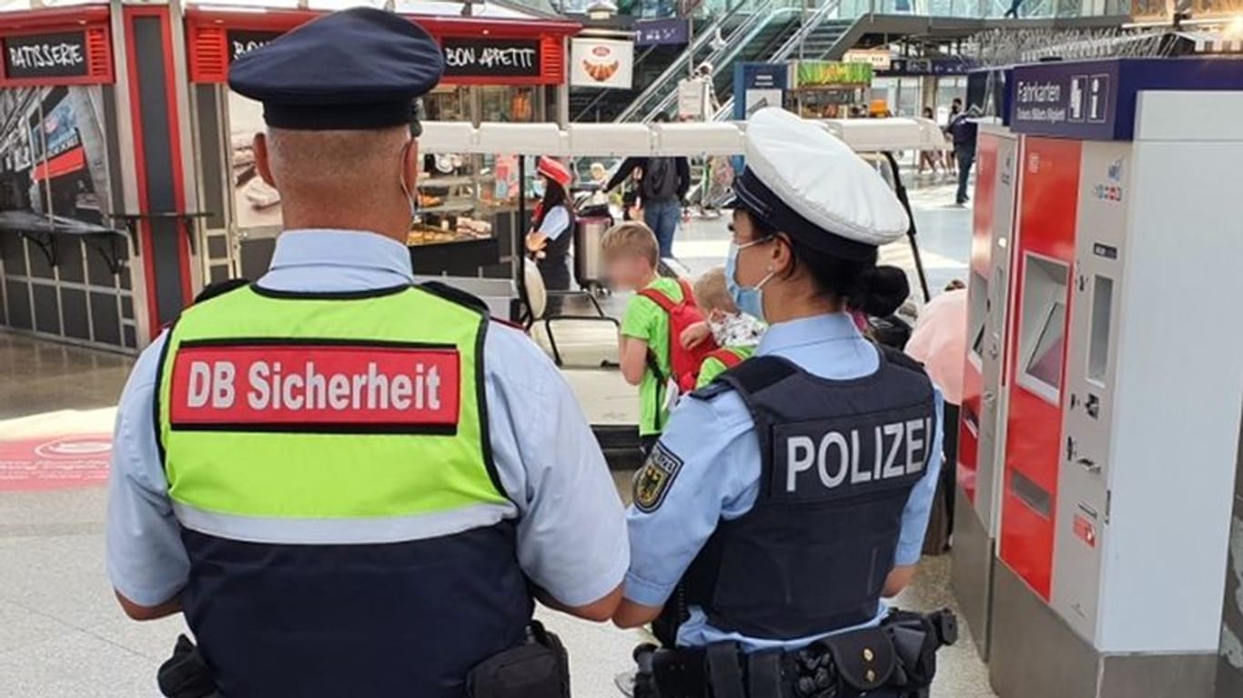 Eine Bundespolizistin und ein Sicherheitsmitarbeiter am Hauptbahnhof München: Hier soll ein Mann einen 16-Jährigen aufgrund eines Missverständnisses geohrfeigt haben.