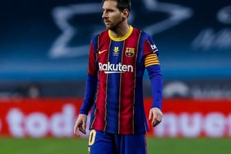 Lionel Messi vom FC Barcelona steht auf dem Platz