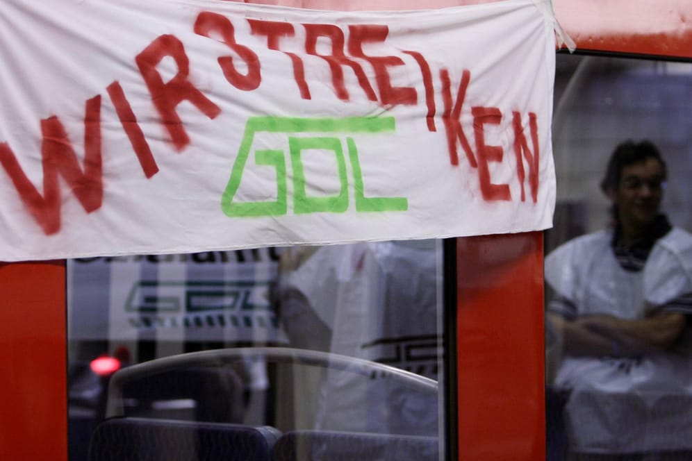 Ein Banner mit der Aufschrift "Wir streiken" ist an einem Zug der Deutschen Bahn angebracht (Archivbild): Auch der Hamburger Nahverkehr ist von den Strteiks betroffen.