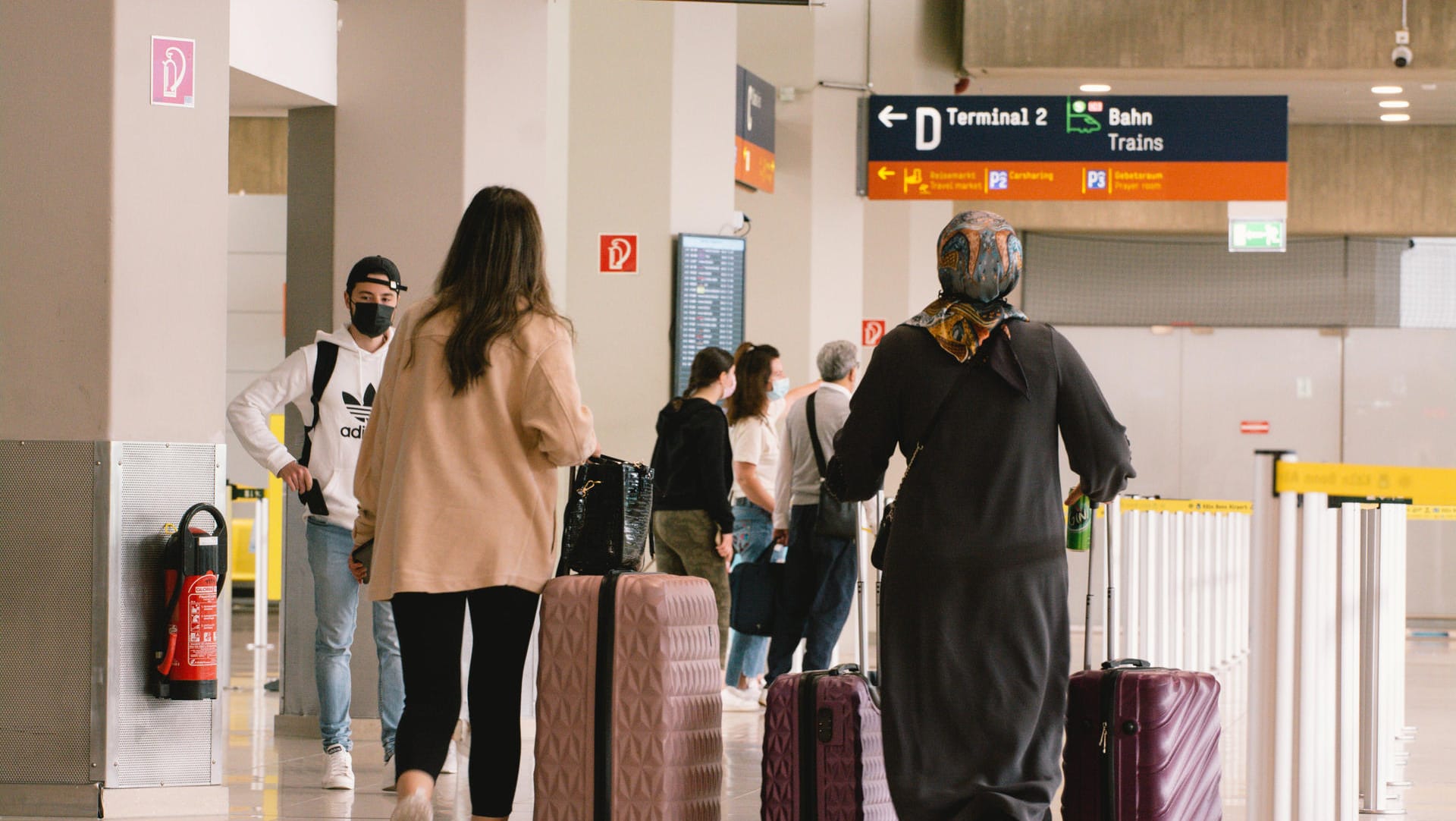 Reisende am Flughafen Köln-Bonn (Archivbild): Die steigenden Infektionszahlen sind nicht nur auf Reiserückkehrer zurückzuführen.