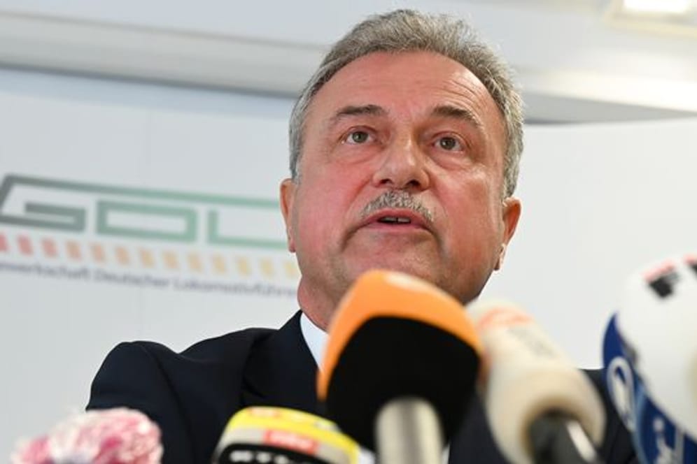 Claus Weselsky, Vorsitzender der Gewerkschaft Deutscher Lokomotivführer (GDL): Er verkündete am Dienstagmittag, dass die Lokführerin in den Streik treten werden.