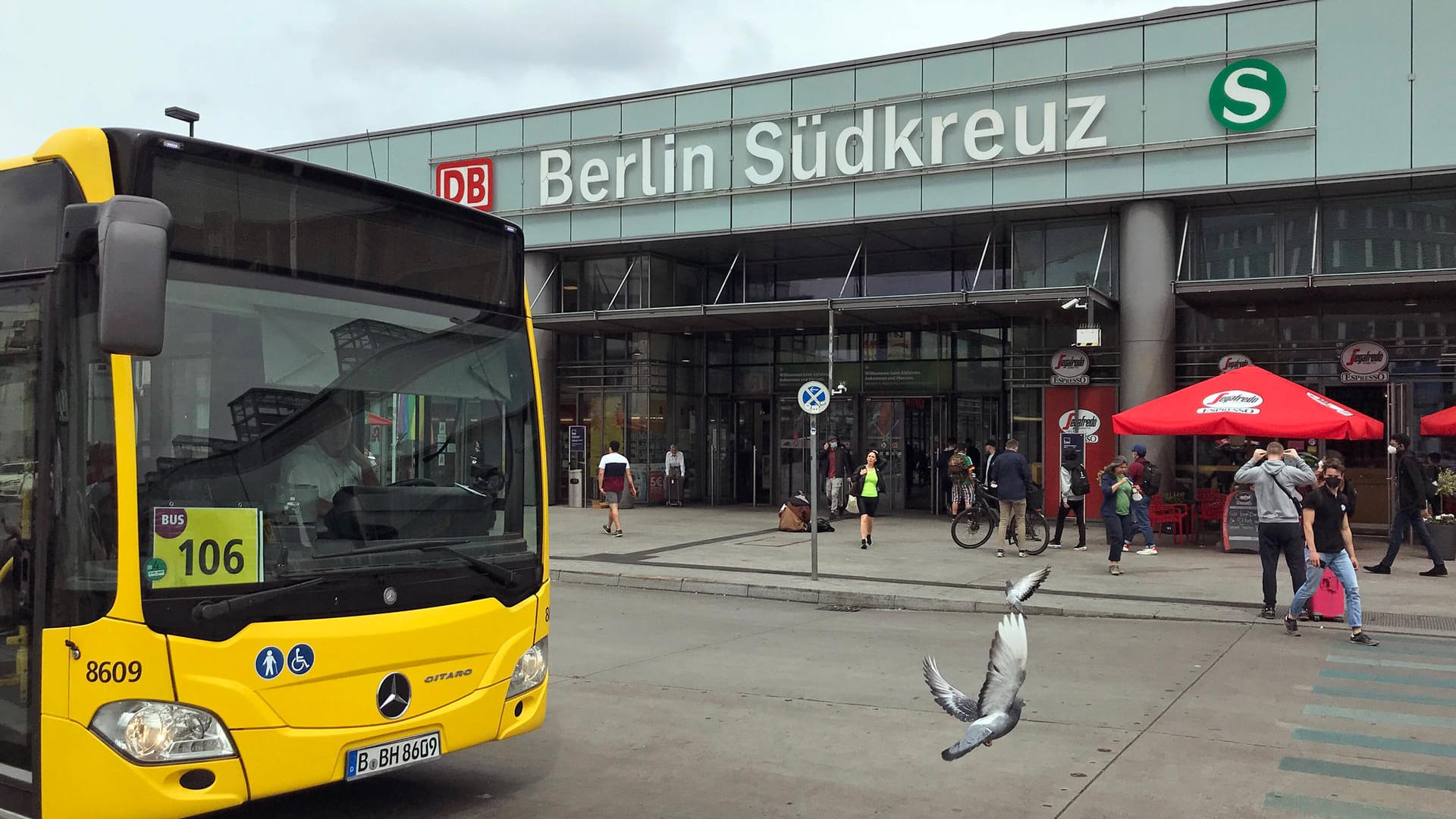 Blick auf den Bahnhof Südkreuz in Berlin (Archivbild): Hier sollen die Brüder die Leiche der Frau in einem Koffer transportiert haben.