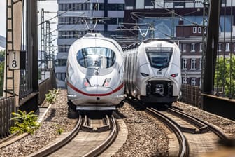 Mannheimer Bahnbrücke mit Zug der Deutschen Bahn (Symbolfoto): Wegen des GDL-Streiks hat die Deutsche Bahn ihre Verbindungen im Fernverkehr für Mittwoch und Donnerstag drastisch reduziert.