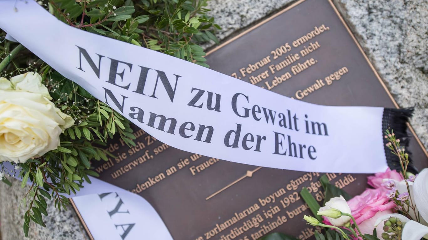 Gedenken an Hatun Sürücü (Archivbild): Die Deutsch-Kurdin wurde am 7. Februar 2005 in Berlin-Tempelhof von ihrer Familie ermordet. Die Tat löste damals eine bundesweite Debatte über "Ehrenmorde" und Zwangsheirat in Deutschland aus.